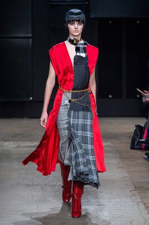 علامة&nbsp;<span dir=LTR>Tory Sport</span><br />
<em>من موقع&nbsp;</em><em><span dir=LTR>Net-A-Porter</span></em><br />
&nbsp;