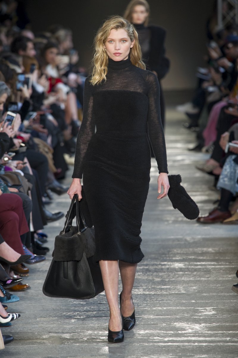 دولتشي أند غابانا<br />
<em>من موقع</em> <em>Mytheresa.com</em><br />
&nbsp;