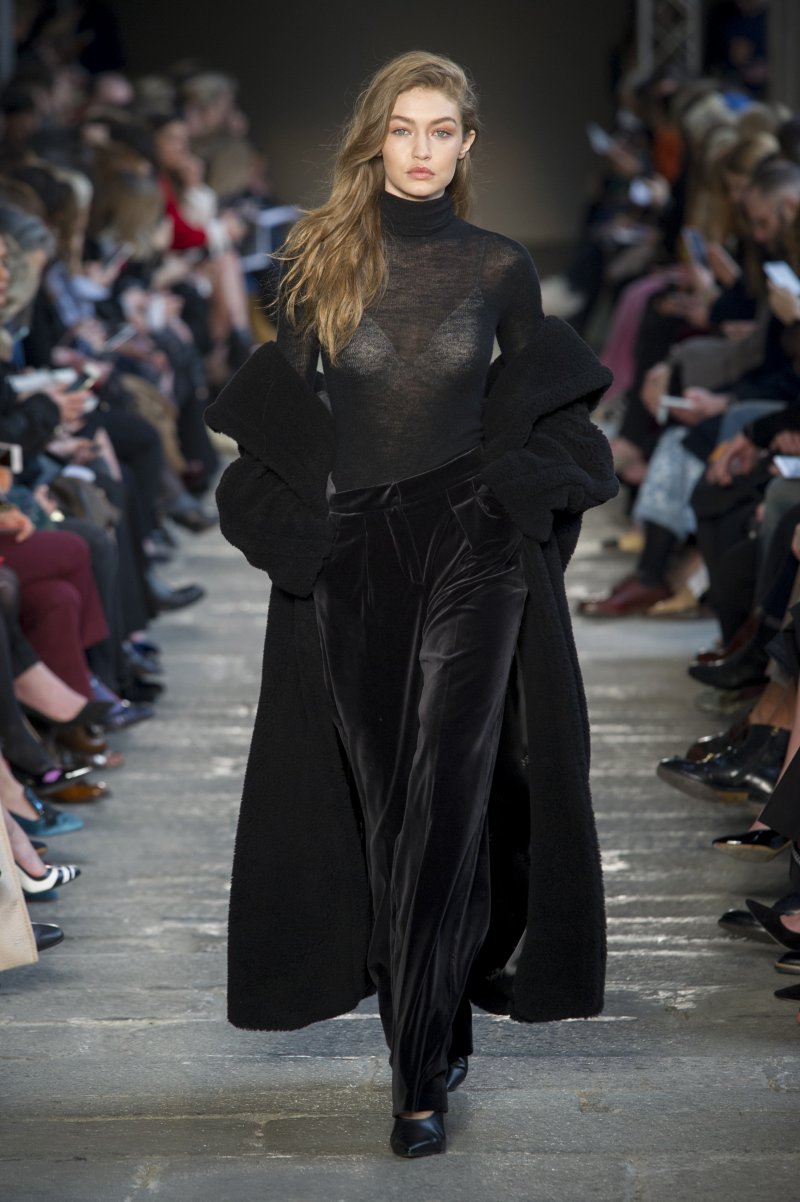 برادا<br />
<em>من موقع</em> <em>Net-A-Porter</em><br />
&nbsp;