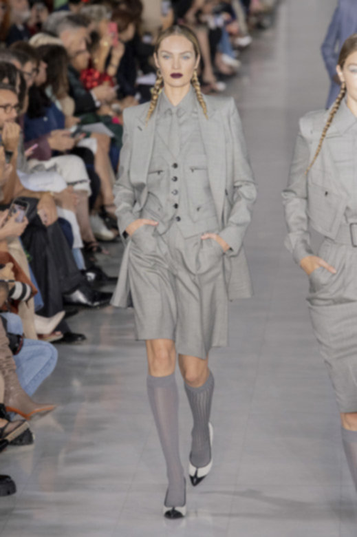 <strong>سروال مستقيم الساقين&nbsp;</strong><br />
ذا رو<br />
<em>متوفّر لدى&nbsp;</em><em><span dir=LTR>Net-a-porter.com</span></em>