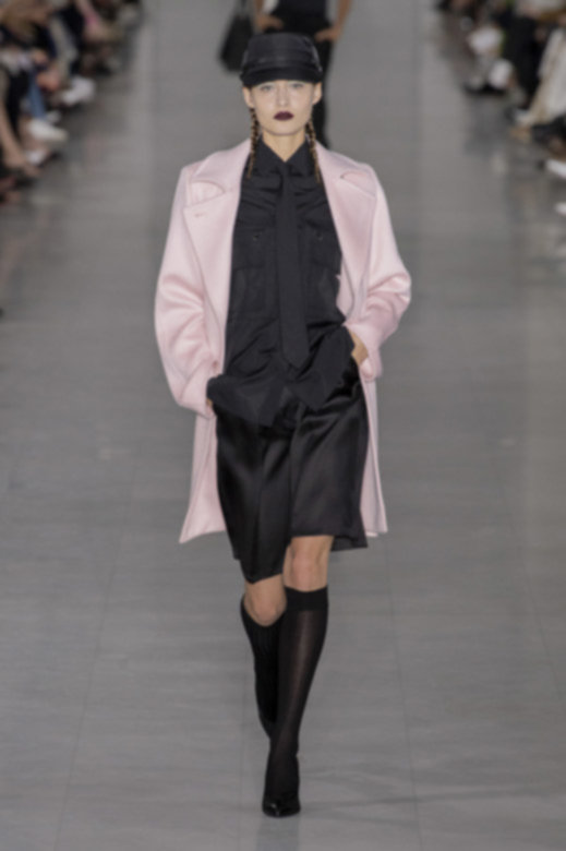 يعتبر عطر&nbsp;<strong><span dir=LTR>Wanted Girl</span></strong>&nbsp;من&nbsp;<strong>أزارو&nbsp;</strong>ذا أثر هائل ومغرٍ ولذيذ من دون تخطّي الحدود بفضل روائحه الجريئة التي تطلق ألعابًا ناريّة من الروائح الجريئة والأنثوية في آنٍ واحد.