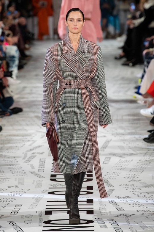 علبة مجوهرات متوسّطة الحجم من&nbsp;<span dir=LTR>Entrelac&eacute;s de Cartier</span>