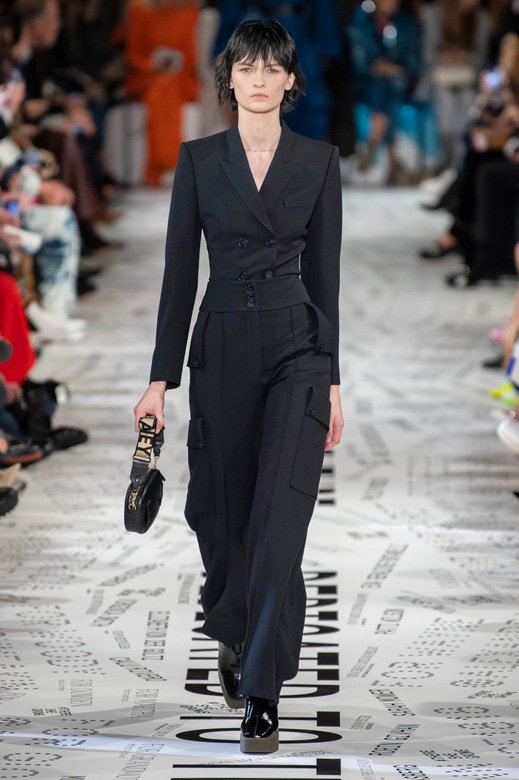 <strong>فاشرون كونستانتين</strong>&nbsp;ساعة&nbsp;<span dir=LTR>Overseas Perpetual Calendar Ultra-thin Skeleton</span><br />
&nbsp;