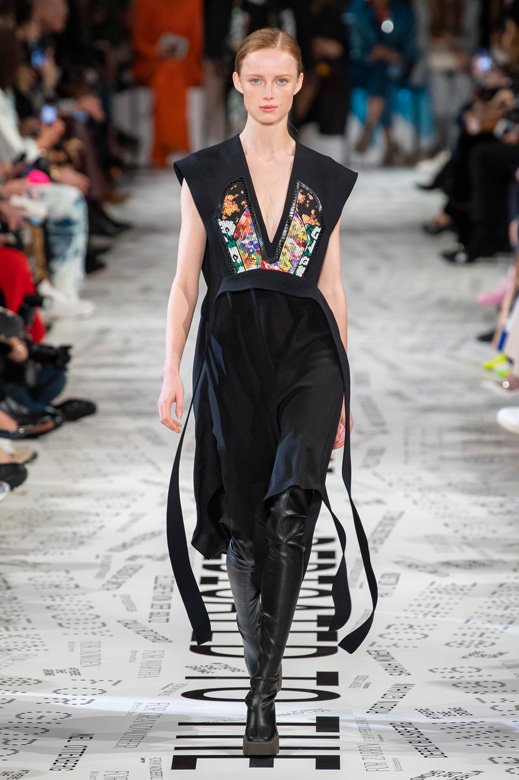 <strong>روجيه دوبوي</strong>&nbsp;ساعة&nbsp;<span dir=LTR>Excalibur Twofold</span><br />
&nbsp;