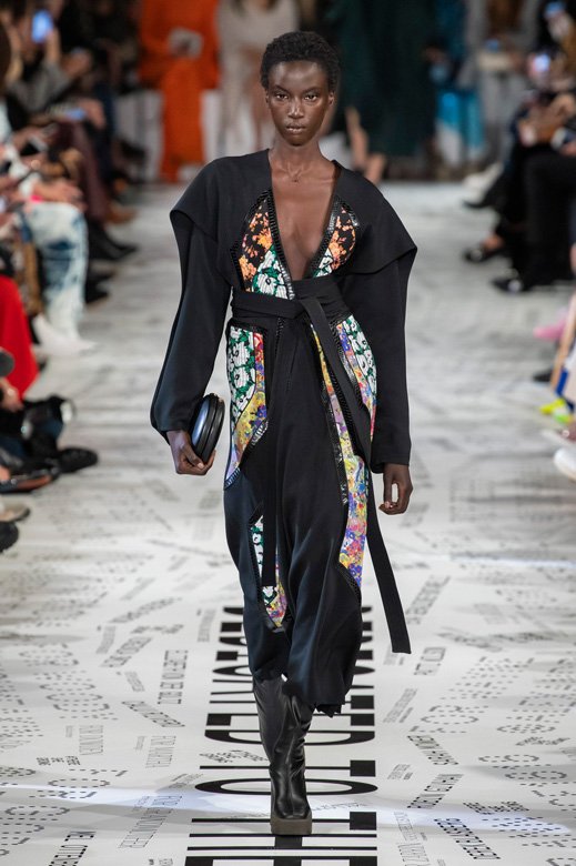 سوار من الذهب الزهريّ مرصّع بالألماس