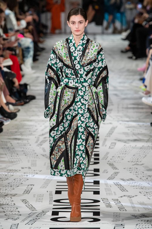 عقد من الذهب الأبيض