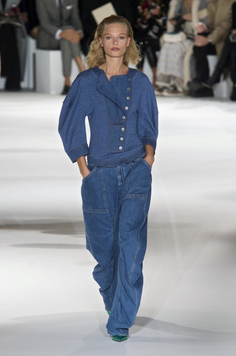 أجل، عادتْ سراويل الجينز الفضفاضة إلى عالم الموضة
