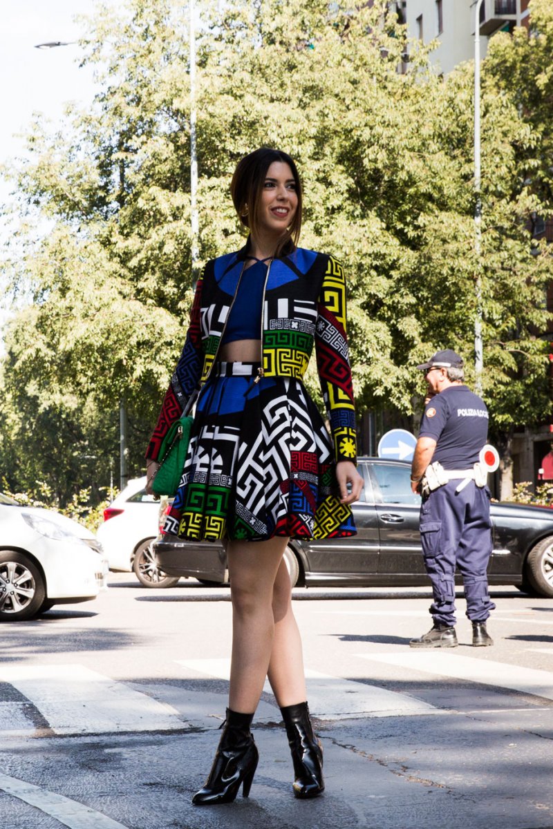 قميص صيفيّ من سان لوران<br />
<em>من موقع</em> <em>MRPORTER</em><br />
&nbsp;<br />
&nbsp;