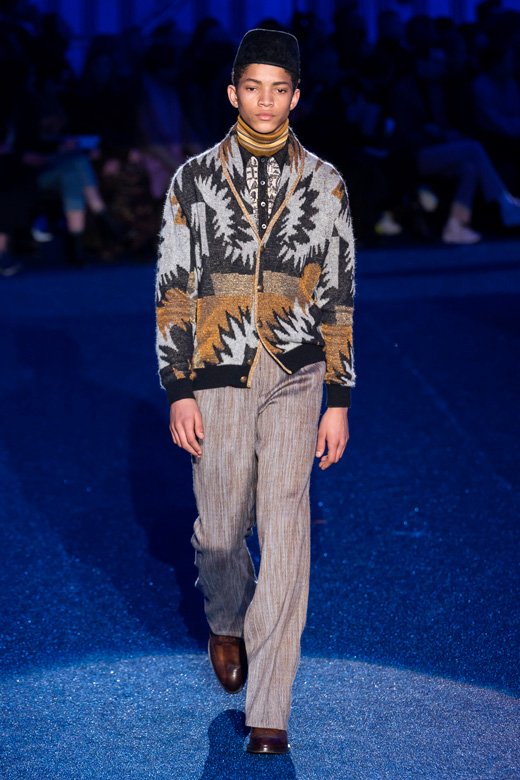 عقد من مجموعة&nbsp;<span dir=LTR>Tie &amp; Dior</span>&nbsp;للمجوهرات الراقية