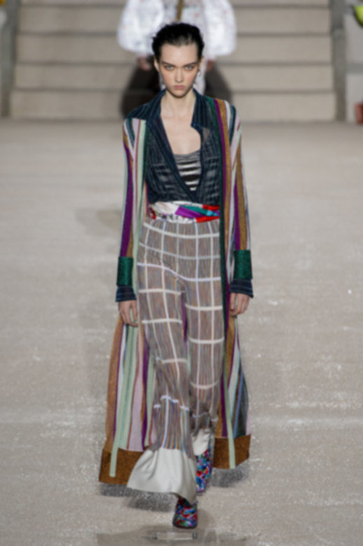 ابدئي بتحضير حواجبك للحصول على إطلالة مقوّسة ناعمة. مشّطيها باتّجاه نموّ شعيراتها مستخدمة جل الحواجب <strong><span dir=LTR>24 Hour Brow Setter</span></strong> لتبدو كثيفة ولتُثبّت طوال اليوم. ثمّ، ارسمي بعض الخطوط الشبيهة بالشعيرات باستخدام قلم الحواجب <strong><span dir=LTR>Precisely My Brow</span></strong> لملء الفراغات بينما تحافظين على إطلالة طبيعيّة. أمّا لتحقيق الإطلالة المقوّسة والأنيقة فعليك جلب مستحضر الحواجب <strong><span dir=LTR>POWmade Brow Pomade</span></strong> وتطبيقه بخفّة باستخدام فرشاته المزوّاة لتحافظي على أجواء ناعمة تغمر حواجبك. والآن، ابرزيها أكثر بعد برفقة قلم <strong><span dir=LTR>High Brow Duo</span></strong> عبر تطبيقه تحت قوس حواجبك ودمجه بأصابعك.