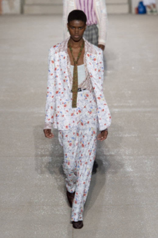 تشمل الخطوة الثالثة حصولك على ذلك الأساس الخفيف والمتوهّج. من أجل تخفيف مظهر مسامتك بخفّة، ابدئي بتطبيق برايمر&nbsp;<strong><span dir=LTR>POREfessional LITE</span></strong>&nbsp;على كلّ وجهك. ثمّ، طبّقي طبقة خفيفة من مستحضر الأساس وخافي العيوب وادمجيهما. طبعًا، بعد انتهائك لا تنسي أن تثبّتي مكياجك الأساسيّ هذا باستخدام&nbsp;<strong><span dir=LTR>POREfessional Super Setter</span></strong>. أمّا بالنسبة إلى خدّيك فأضفي عليهما أجواء زهريّة من خلال تطبيق مستحضر&nbsp;<strong><span dir=LTR>Benetint</span></strong>&nbsp;على تفّاحتيهما وادمجيه بأصابعك. غير أنّ الإطلالة لا تكتمل من دون الشفاه المثاليّة، لذا اجلبي مرطّب الشفاه الملوّن&nbsp;<strong><span dir=LTR>California Kissin&rsquo;</span></strong>&nbsp;بلون&nbsp;<span dir=LTR>Nude-Pink</span>، ثمّ طبّقي من بعده مستحضر&nbsp;<strong><span dir=LTR>Benetint</span></strong>&nbsp;في المنتصف لتعطي شفاهك إطلالة مثنية.