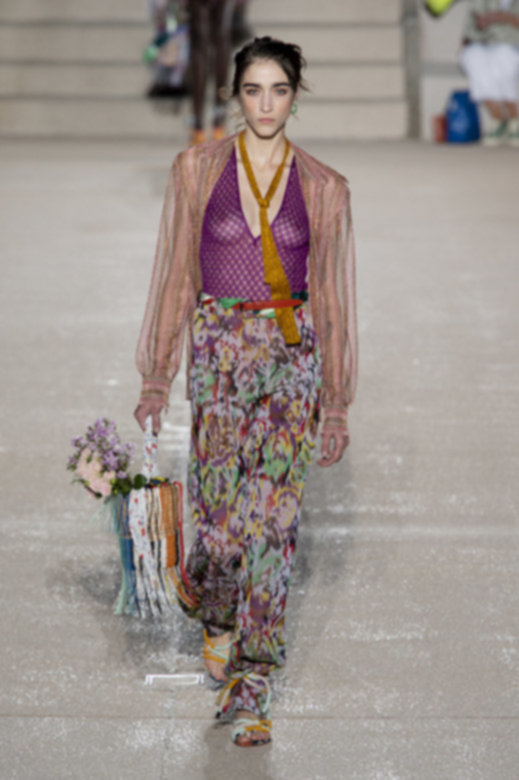 خاتم <span dir=LTR>Two Butterfly</span> الذي يمر ما بين الأصابع<br />
&nbsp;