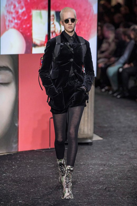 <strong>للفتيات&nbsp;</strong><br />
تنورة من <strong>كلوي</strong><br />
<em>من موقع </em><em><span dir=LTR>Ounass.ae</span></em>