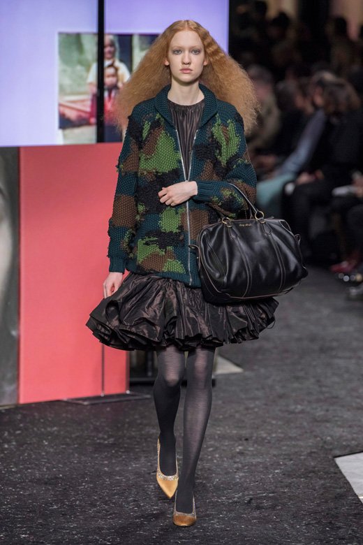 قميص صوفيّ من&nbsp;<strong>ستيلا مكارتني كيدز</strong><br />
<em>من موقع&nbsp;</em><em><span dir=LTR>Bambinifashion.com</span></em>