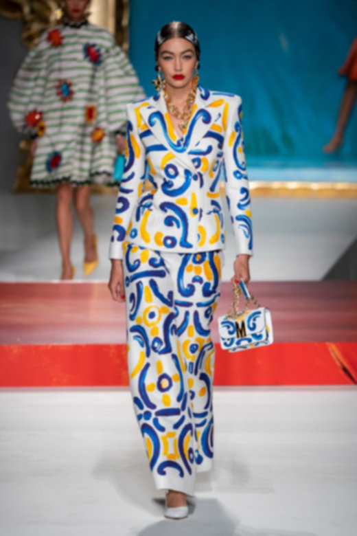 <em>صورة من&nbsp;</em><em><span dir=LTR>Pinterest.com</span></em>&nbsp;&nbsp;&nbsp;&nbsp;&nbsp;&nbsp;&nbsp;&nbsp;<br />
<strong>فلورنسا، إيطاليا</strong><br />
إذا كان ثمّة ما يصل إلى مستويات غير مسبوقة من الرومانسيّة فهو مشاهدة غروب الشمس &ndash; أو أكثر بعد حتّى &ndash; في هذه المدينة الساحرة. زورا كلّ المتاحف التي تريدانها في خلال النهار واستمتعا بمشروبات ساخنة في المقاهي الخارجيّة الرائعة ووفّرا رغبتكما بتجربة عشاء رومانسيّ لمغيب الشمس.