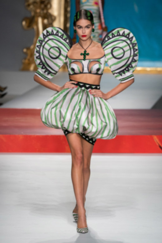 <em>صورة من&nbsp;</em><em><span dir=LTR>Parisunlocked.com</span></em><br />
<strong>باريس، فرنسا</strong><br />
مدينة الحبّ والأضواء... لا تكتمل أيّة لائحة تتضمّن وجهات رومانسيّة من دون المكان الساحر هذا. فكلّ من المقاهي على الأرصفة والفنون والحميميّة ستسلّط من دون شكّ الضوء أكثر على سحر المكان هذا الذي يعيد التعريف بالرومانسيّة بشتّى الطرق.