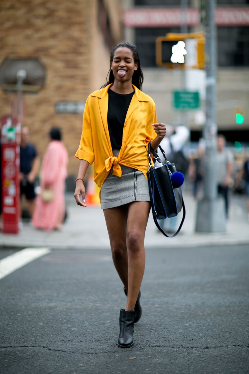 سروال الجينز من فالنتينو<br />
<em>من موقع</em> <em>MRPORTER</em>