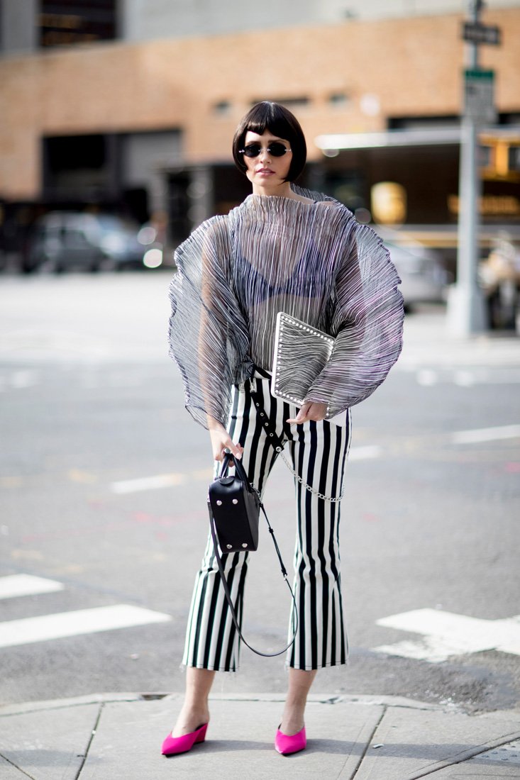 إعتمدت<strong> كيرا نايتلي</strong>، سفيرة شانيل <span dir=LTR>CHANEL</span> وأحد الوجوه الإعلانيّة لساعة <span dir=LTR>J12</span> الجديدة، فستاناً مصنوعاً من الموسلين المطرّز باللّون البيج والأبيض متّسم بطابع عتيق الطّراز أرفقته بحذاء ومكياج من إبداع الدّار، وأرفقت هذه الأخيرة إطلالتها بأقراط وخاتم <span dir=LTR>Ruban</span> من شانيل <span dir=LTR>CHANEL</span> بالذّهب الأبيض عيار 18 قيراط المرصّع بالماس وساعة <span dir=LTR>J12</span> مصنوعة من السّيراميك الأبيض.&nbsp;<br />
&nbsp;