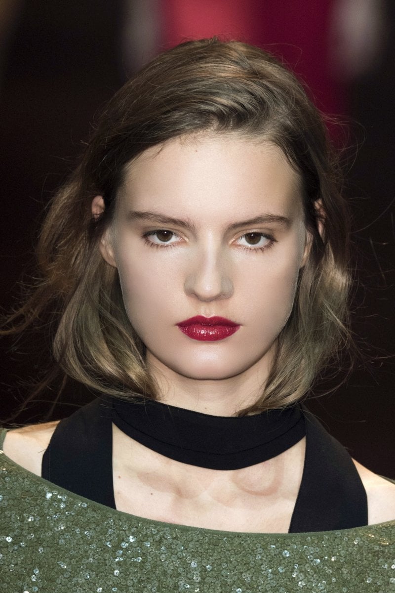 تمتّعي بشفاهٍ حمراء ساحرة