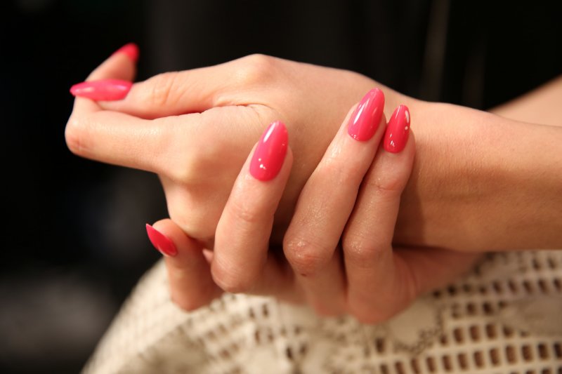 <strong>الإطلالة الخامسة </strong><br />
توب من علامة Bella Freud<br />
<em>متوفّرة في بوتيك1</em><br />
تنّورة الجينز من علامة إيزابيل ماران<br />
<em>متوفّرة في كونتوار 102</em><br />
حقيبة من تعاون ديزني مع كوتش<br />
أحذية رياضيّة من تعاون ديزني مع كوتش