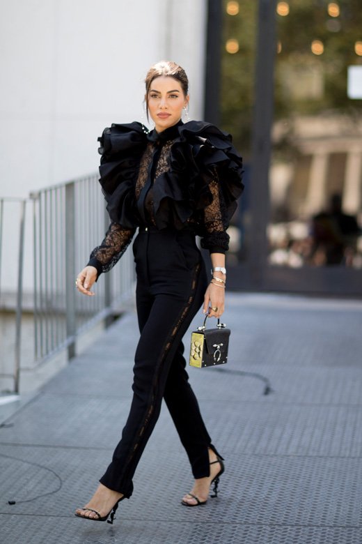 عباءة من مجموعة&nbsp;<span dir=LTR>Objets</span>&nbsp;لخريف وشتاء 2021&nbsp;&nbsp; &nbsp;&nbsp;<br /> <em>صورة من&nbsp;</em><em><span dir=LTR>Studio des Fleurs</span></em><br />
&nbsp;