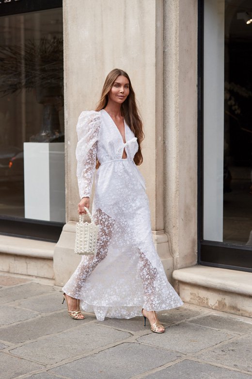 <strong>الإطلالة الثانية</strong><br />
قميص من&nbsp;<strong>لويس فويتون</strong><br />
سروال من&nbsp;<strong>غوتشي</strong><br />
صندل من<strong>&nbsp;هيرمس</strong><br />
حقيبة من&nbsp;<strong>غوتشي</strong><br />
سوار&nbsp;<span dir=LTR>Gem Dior</span>&nbsp;من&nbsp;<strong>ديور</strong>