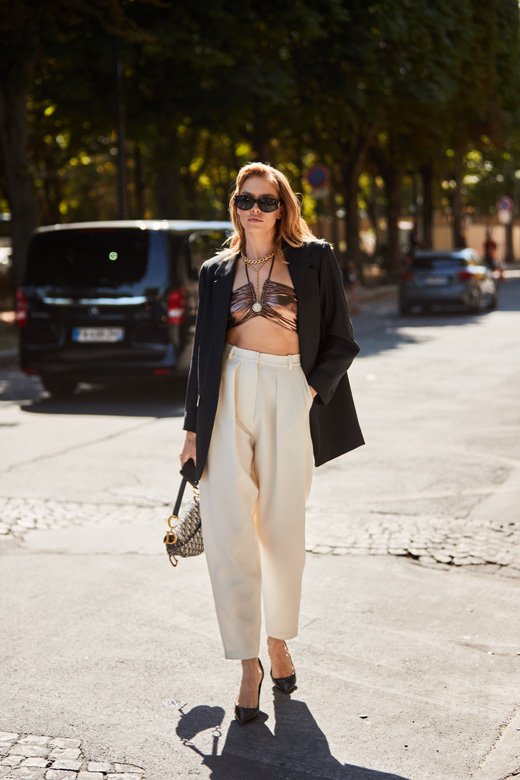 <strong>الإطلالة الثالثة</strong><br />
كنزة من&nbsp;<strong>لويس فويتون</strong><br />
سروال من&nbsp;<strong>كارولينا هيريرا</strong><br />
حذاء من&nbsp;<strong>شانيل&nbsp;</strong><strong><span dir=LTR>CHANEL</span></strong><br />
حقيبة من&nbsp;<strong>شانيل&nbsp;</strong><strong><span dir=LTR>CHANEL</span></strong><br />
قلادة&nbsp;<span dir=LTR>Happy Hearts Flowers</span>&nbsp;من&nbsp;<strong>شوبارد</strong>