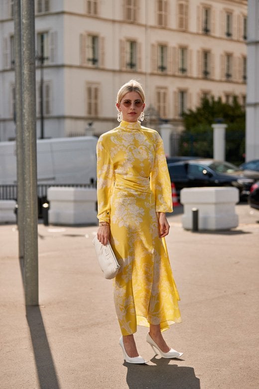 <strong>الإطلالة الرابعة</strong><br />
قميص من&nbsp;<strong>فالنتينو</strong><br />
سروال من&nbsp;<strong>فالنتينو</strong><br />
صندل من&nbsp;<strong>جيانفيتو روسي</strong><br />
حقيبة من&nbsp;<strong>دولتشي أند غابانا</strong><br />
أقراط&nbsp;<span dir=LTR>Diva's Dream</span>&nbsp;من&nbsp;<strong>بولغري</strong>