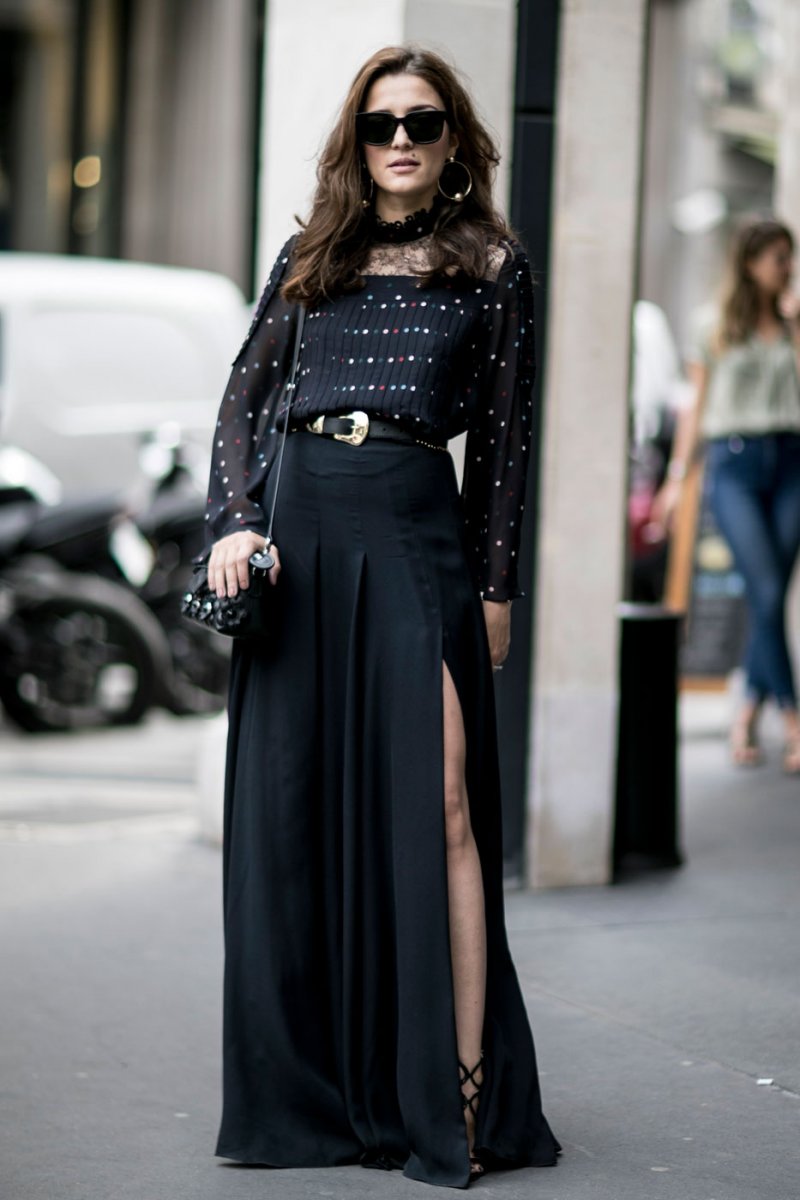 إذا إخترتِ إرفاق إطلالتكِ بأقراط جريئة وعصابة رأس، فلتكن تسريحتكِ إذاً بسيطة وشعركِ أملساً.<br />
<strong>من عرض مجموعة كوتور إيلي صعب لربيع وصيف 2017 </strong><br />
&nbsp;<br />
&nbsp;