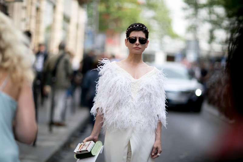 تعتبر تسريحة الشّعر المرفوع من الأساليب الكلاسيكيّة وذلك لسبب ما حتماً! إنّها مثاليّة للإطلالات التي تستولي عليها الزّينة والتّطريزات.<br />
<strong>من عرض مجموعة كوتور جورجيو أرماني بريفيه لربيع وصيف 2017 </strong><br />
&nbsp;<br />
&nbsp;