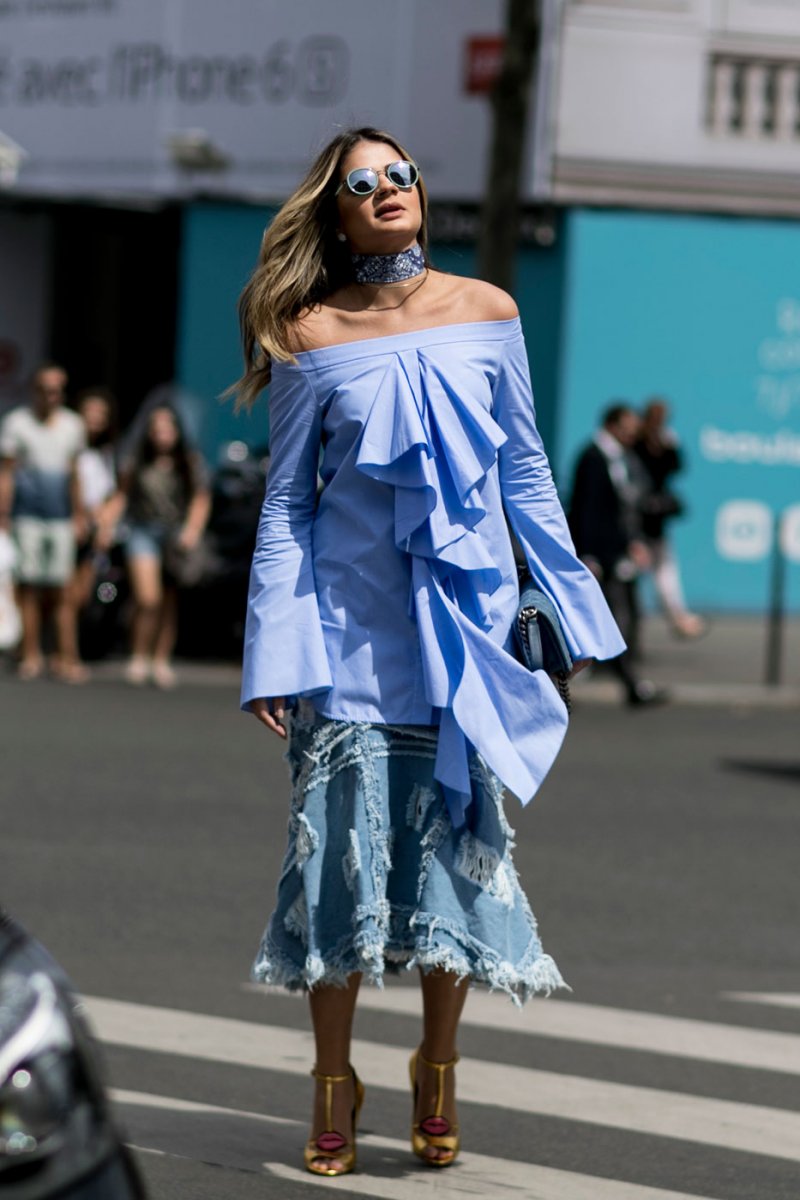 تعتبر صيحة القرط الواحد رائجة جدّاً في الوقت الحاليّ ولتسلّطي الضّوء على خياركِ المميّز، إعتمدي التّسريحة الجانبيّة سواء أكنتِ تريدين رفع شعركِ أو تركه ينسدل على كتفيكِ.<br />
<strong>من عرض مجموعة كوتور ألكساندر فوتييه لربيع وصيف 2017 </strong><br />
&nbsp;<br />
&nbsp;