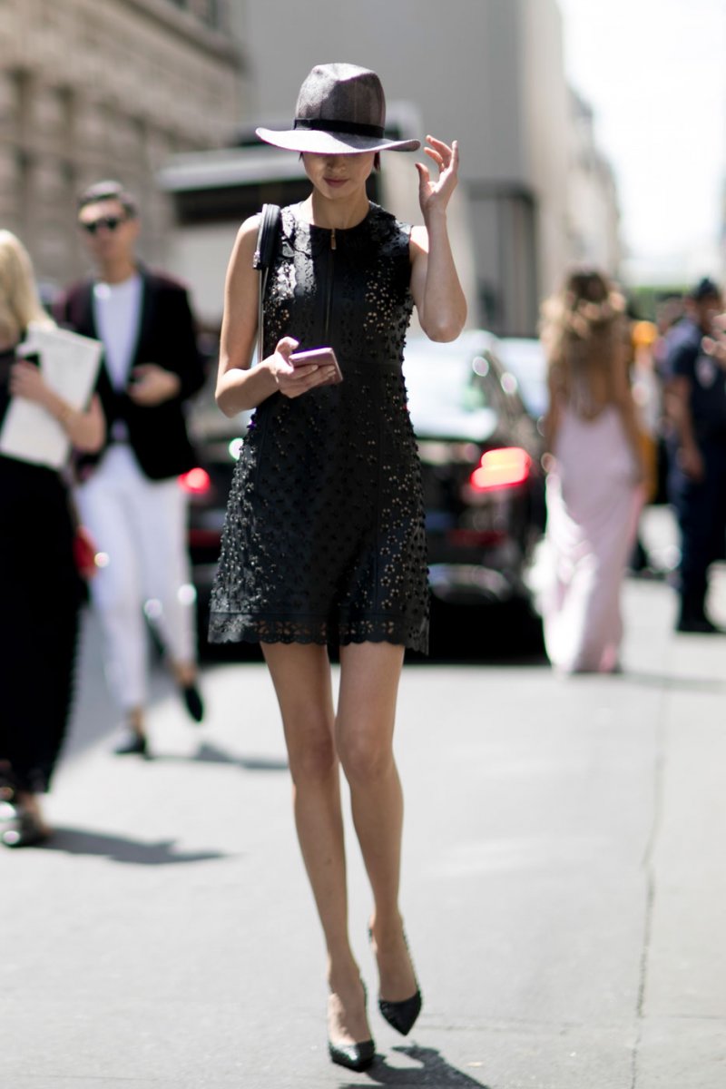 <strong>عالم ديزني لاند</strong><br />
<em>صورة من </em><em>Disney.wikia.com</em><br />
&nbsp;<br />
&nbsp;لمَ الهروب نحو لاس فيغاس عندما يمكنكِ أن تتحوّلي إلى أميرة فعليّة لمدّة يوم كامل في وسط أسعد مكان على الكرة الأرضيّة. أجل، إنّنا نتكلّم عن حفل زفاف خياليّ في ديزني لاند، حيث يمكنكِ إرتداء فستان الزّفاف والتّصرّف كأميرة بكلّ فخر! جلّ ما عليكِ فعله هو حجز تذكرتكِ إلى أكبر مدينة ملاهي في فلوريدا، خذي معكِ أحلام طفولتكِ وأعقدي قرانكِ أمام قصر سندريلّا (لا نضمن لكِ رؤية ملامح البهجة على وجه زوجكِ المستقبليّ).