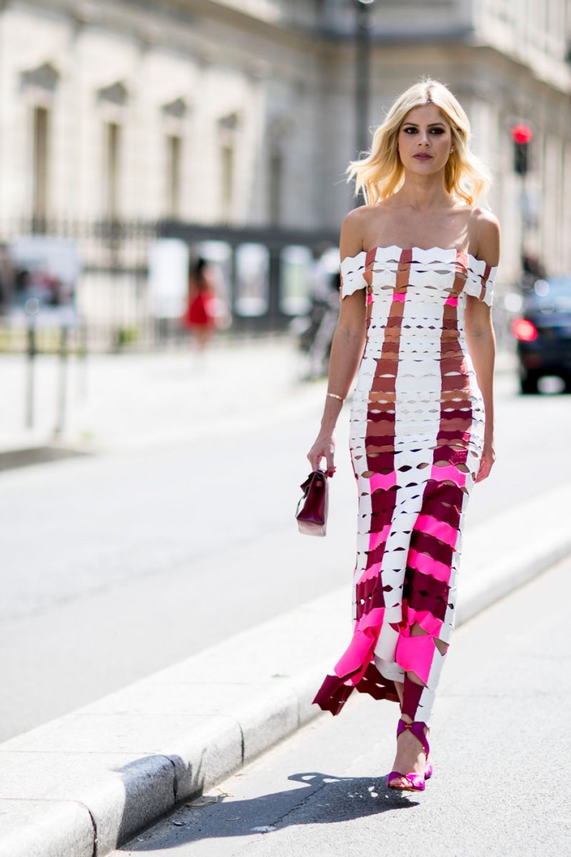 <strong>في أعماق البحر </strong><br />
<br />
أجل، أصبح بإمكانكما عقد القران في أعماق البحر. يا له من موقع زفاف غريب! ومن السّهل اختيار هذا الموقع في عدد كبير من البلدان إلى درجة إزدياد إقبال الأزواج عليه. جهّزا عدّة الغوص وخاتمي الزّواج وها أنتما مستعدّان لخوض هذه المغامرة! سواء أقررتما إقامة الحفل على طريقة الحوريّة الصّغيرة في بور بورا أو في مقاطعة ترانغ في تايلاند، جلّ ما تحتاجانه هو بعض اللّوحات المقاومة للماء ولا تنسيا إنهاء الحفلة بقبلة تحت الماء!