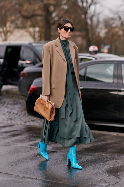 الحواجب المصفّحة: سيغطّي جيل&nbsp;<strong><span dir=LTR>24 Hour Brow Setter</span></strong>&nbsp;شعيرات حاجبيك، ثمّ كلّ ما عليك فعله هو توجيه الشعيرات نحو الأعلى باتجاه خطّ الشعر ونحو الخارج باتّجاه الصدغ باستخدام اصبعك أو مقبض فرشاة ذات زاوية حادّة.