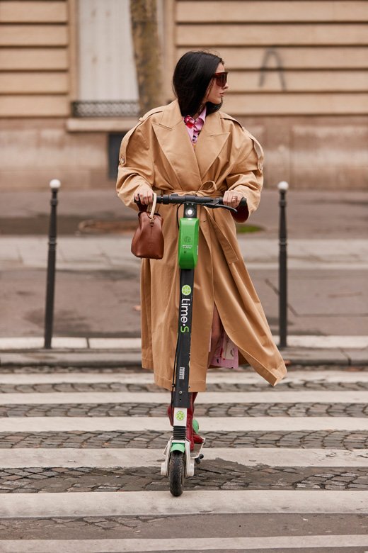 الحواجب الجريئة: سيغني جيل&nbsp;<strong><span dir=LTR>Ka-BROW!</span></strong>&nbsp;حاجبيك ويعطيهما لونًا غنيًّا قابلًا للتعزيز. إضافةً إلى ذلك، يرسم حاجبيك ويحدّدهما بفضل فرشاته المدمجة ذات الزاوية الحادّة التي يمكن تحويلها إلى فرشاة ذات حجم كامل، وبالتالي يوفّر لك تحكّمًا دقيقًا وتطبيقًا سهلًا.