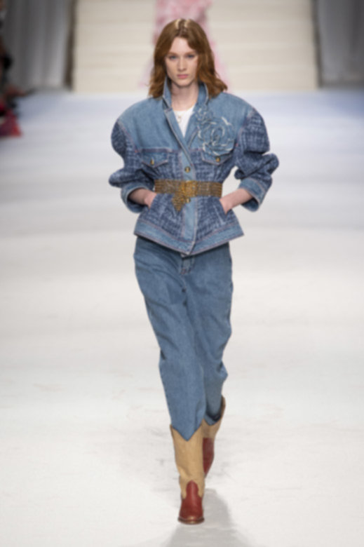 <strong>الإطلالة الخامسة</strong><br />
جامبسوت من&nbsp;<strong>ستيلّا مكارتني</strong><br />
حزام من&nbsp;<strong>هيرمس</strong><br />
صندل من&nbsp;<strong>هيرمس</strong><br />
أقراط&nbsp;<span dir=LTR>Iconica</span>&nbsp;من&nbsp;<strong>بوميلاتو</strong><br />
خاتم&nbsp;<span dir=LTR>Nudo Maxi</span>&nbsp;من&nbsp;<strong>بوميلاتو</strong><br />
حقيبة يد من&nbsp;<strong>بوتيغا فينيتا</strong>