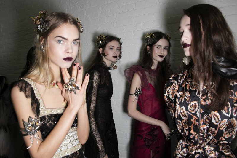 هل تعلمين... الأسرار الكامنة وراء عروض الأزياء؟
