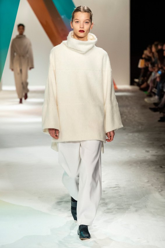 ديور<br />
<em>من موقع&nbsp;</em><em><span dir=LTR>Matches Fashion</span></em>