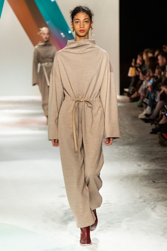 <strong>الوجه المتّخذ شكل قلب</strong><br />
هل جبينك عريض وذقنك رفيع؟ إذًا هذا هو الشكل المناسب! زيدي ملامحك جمالًا بنظّارات الطيارين!<br />
&nbsp;<br />
سان لوران<br />
<em>من موقع&nbsp;</em><em><span dir=LTR>Net-A-Porter</span></em><br />
&nbsp;