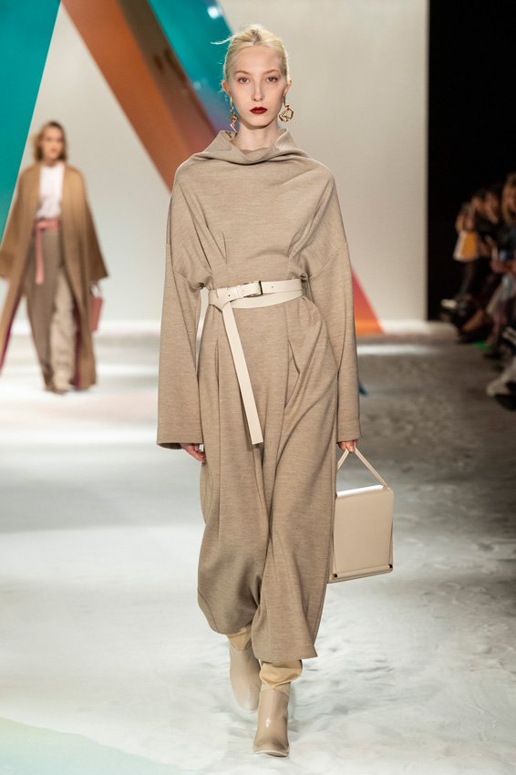 <strong>الوجه الدائريّ</strong><br />
هل زوايا ملامح وجهك ناعمة جدًّا وعظمتيّ خدّيك عريضة؟ إذًا أجل، وجهك دائريّ! أكثر ما يبرز ملامح وجهك هي النظارات الشمسيّة المرّبعة والمستطيلة.<br />
&nbsp;<br />
ديور