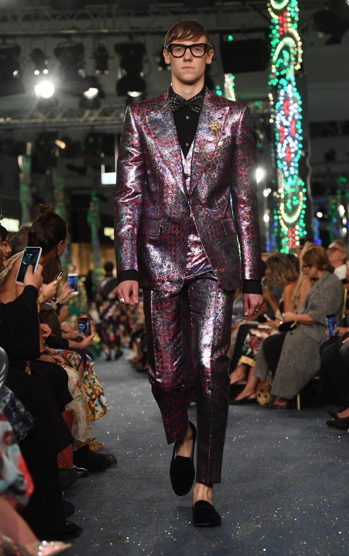 <strong>بيلو أسبيك،</strong> مذهلًا ببدلة توكسيدو كحليّة اللون ذات ياقة حريريّة من مجموعة ما قبل ربيع 2020 من بوس<br />
&nbsp;