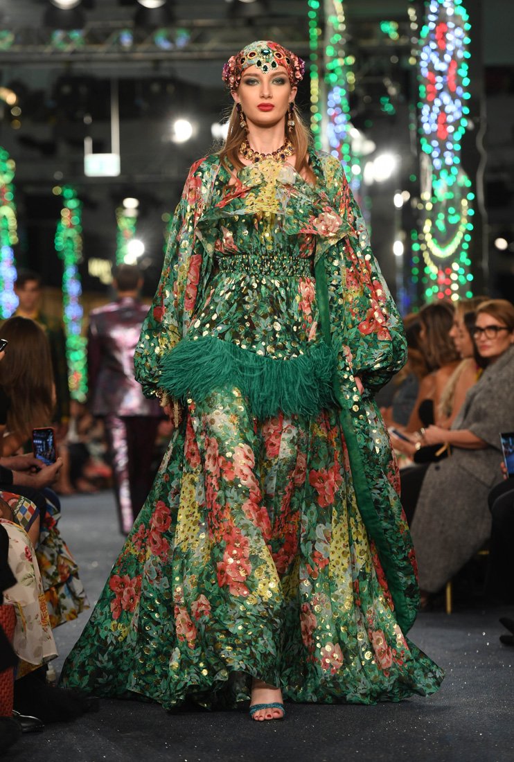 <strong>يوجين ليفي،</strong>&nbsp;ساحرًا ببدلة توكسيدو حمراء ذات ياقة حريريّة من مجموعة ما قبل ربيع 2020 من بوس<br />
&nbsp;