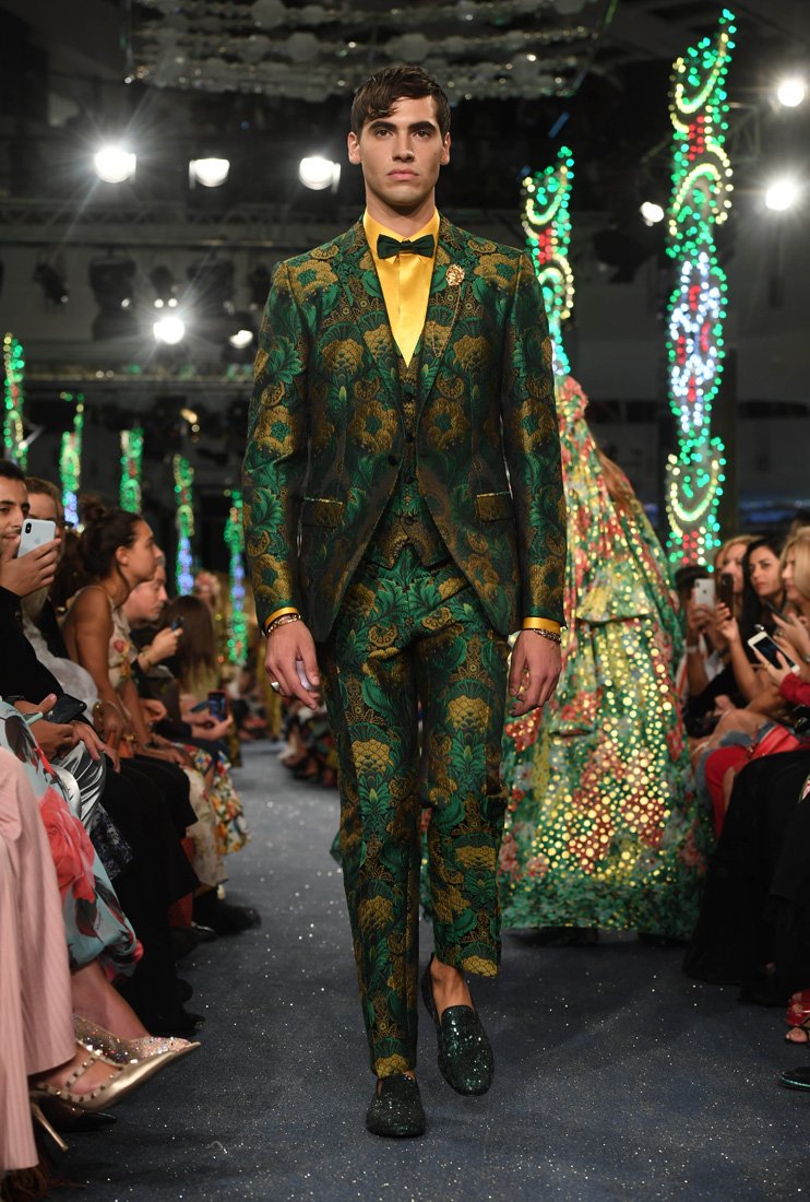 <strong>جاريد هاريس،</strong>&nbsp;مرتديًا بدلة توكسيدو بلون الصدأ ذات ياقة حريريّة من المجموعة الحاليّة