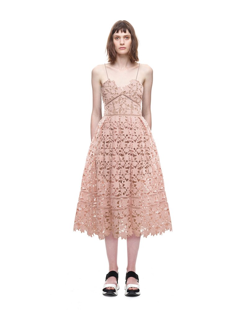 برادا<br />
<em>من موقع</em> <em>Net-A-Porter</em><br />
&nbsp;