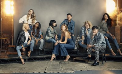 كارلي كلوس، نجمة تتألّق في حملة Swarovski Crystaldust Crew الإعلانيّة
