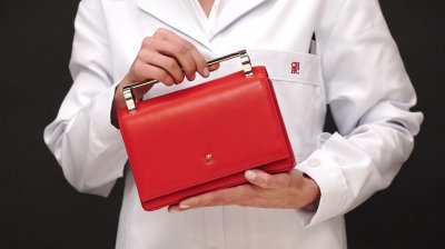 حقيبة Insignia من علامة CH Carolina Herrera، ثمرة خبرة حرفيّة عريقة
