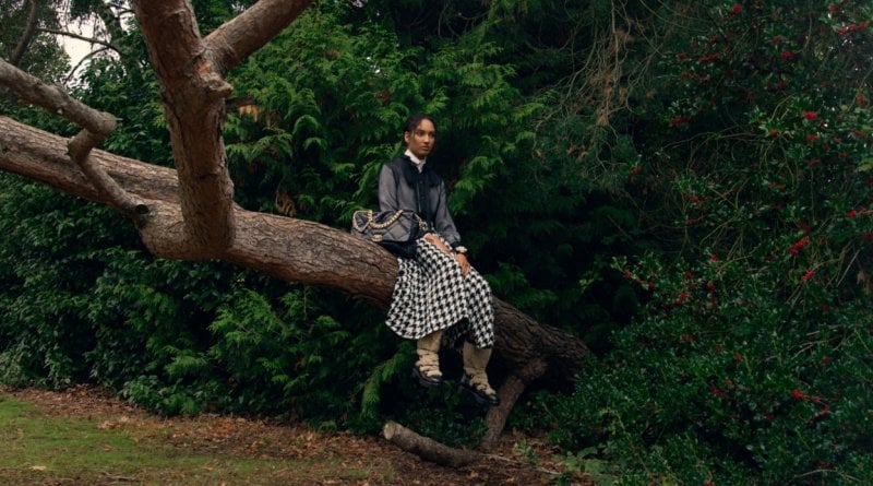 CHANEL RTW Fall-Winter 19/20 Collection featuring the CHANEL 19 handbag
