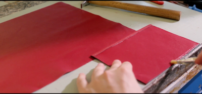 حصريًّا - رحلة إلى عالم الصّناعة اليدويّة والشّغف بحقيبة “Rouge Absolute Signature” من فالنتينو