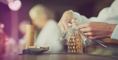 حرفيّة قارورة النّحل الأيقونيّة من غيرلان تقصّها جوزيت عواد
