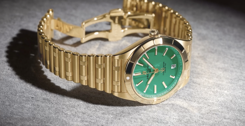 تصميم أيقوني جديد في قصّة: ساعة Chronomat 36 Victoria Beckham من برايتلينغ
